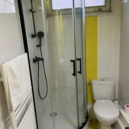 Moderne A Proximite De Batignolles
